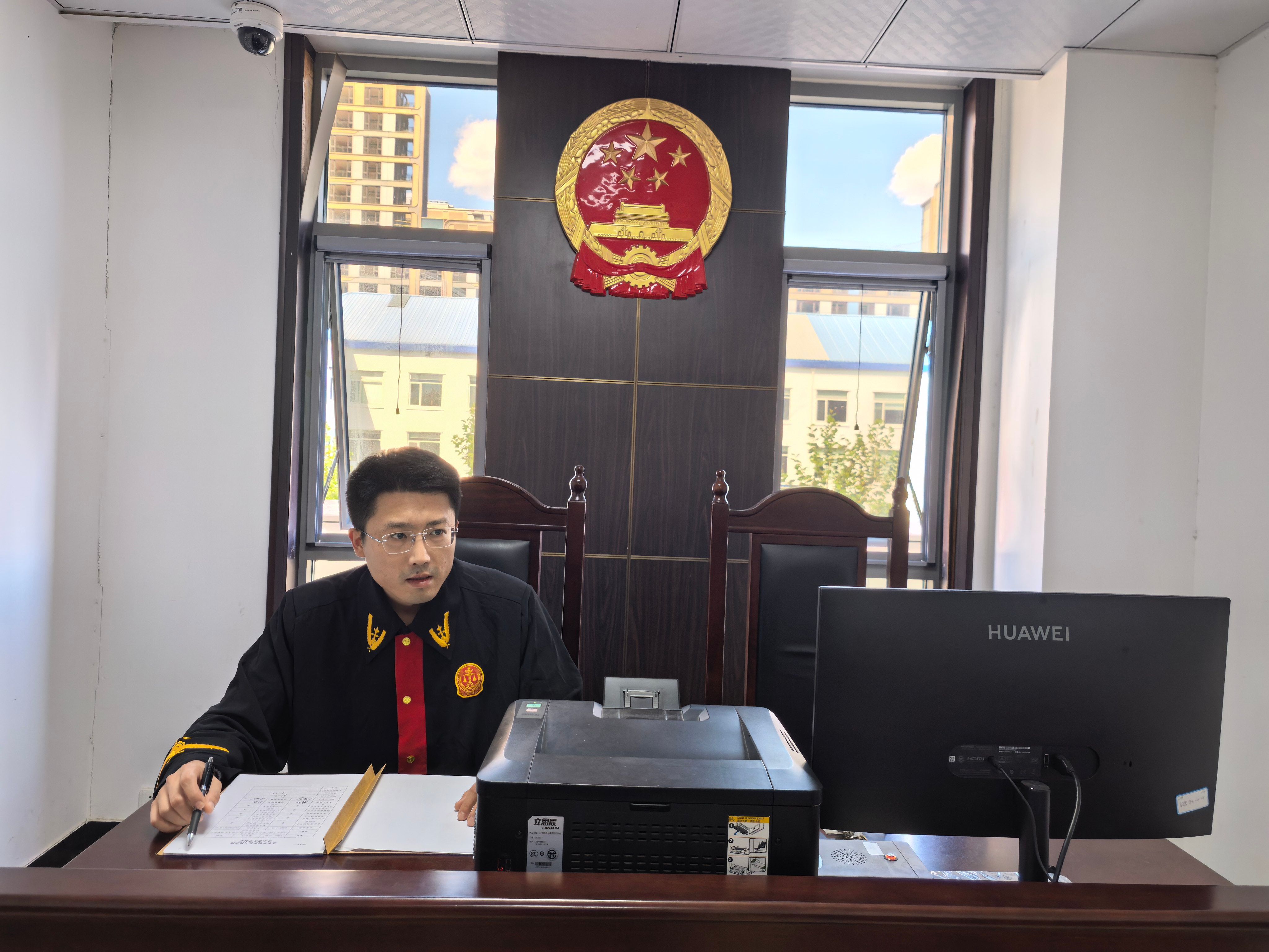 员工借助AI辅助办公遭辞退,法院:合理使用不违规
