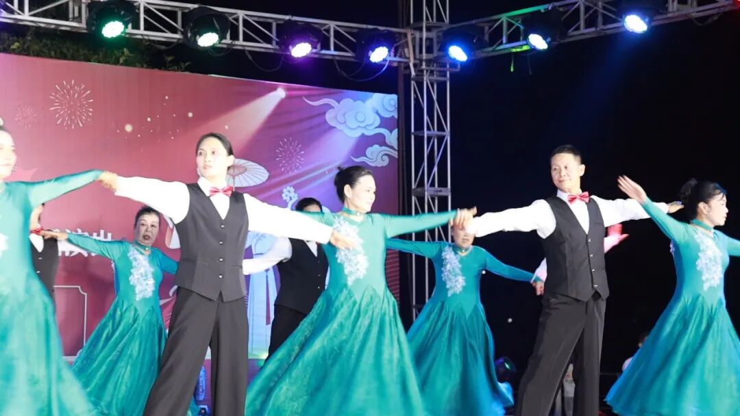 西湖管理区银龄文艺汇演点亮群众夜生活