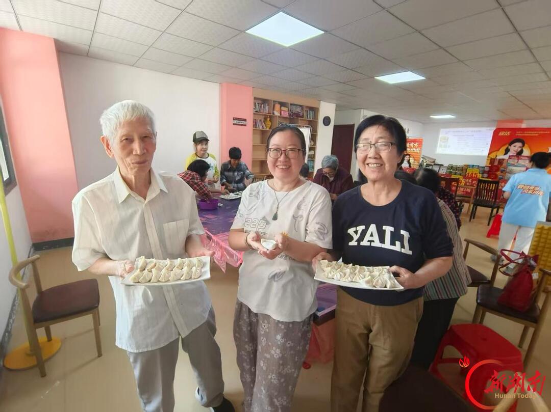 重阳饺香暖桑榆 孝廉睦邻聚雨邻——三湘社区邻里节主题敬老活动温情上演