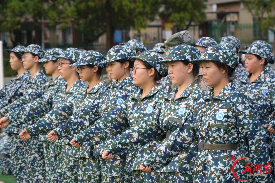青春正步走|秋场淬队列,迷彩凝少年朝气