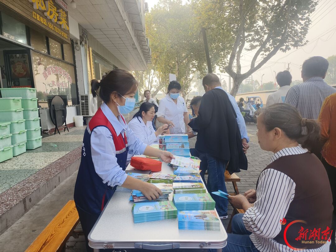 湘潭市雨湖区城正街街道社区卫生服务中心:情暖重阳送健康 家庭医生护桑榆