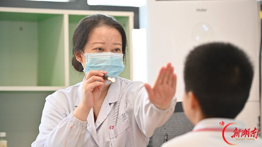 多学科专家进校园 450名学生完成“五健”专项筛查