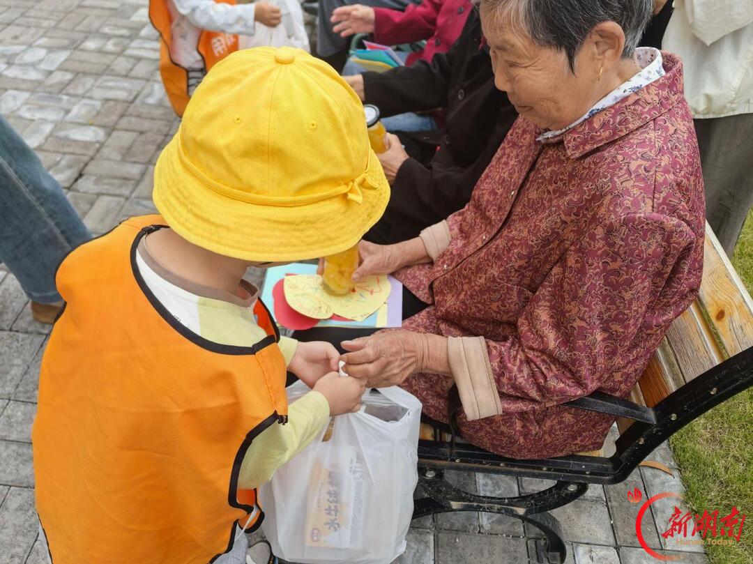 石门县易家渡镇中心幼儿园:橘香寄温情 歌声遇童心
