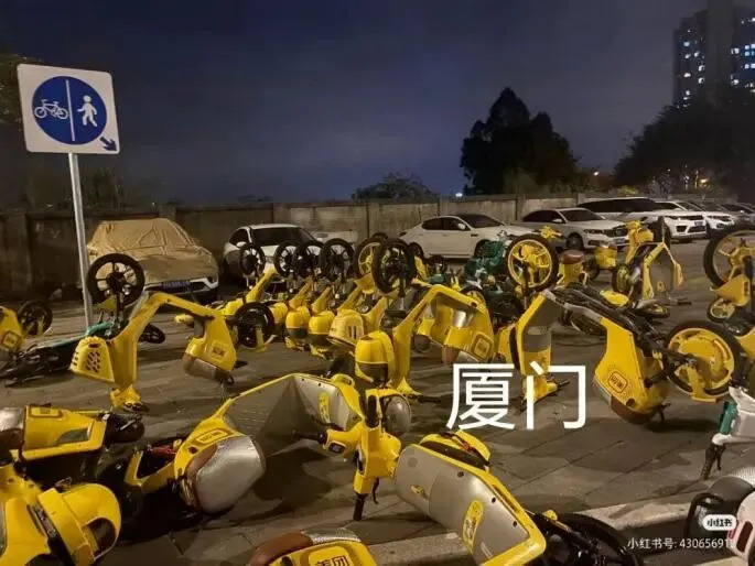 共享电单车被恶意“倒立”,来自网络烂梗?