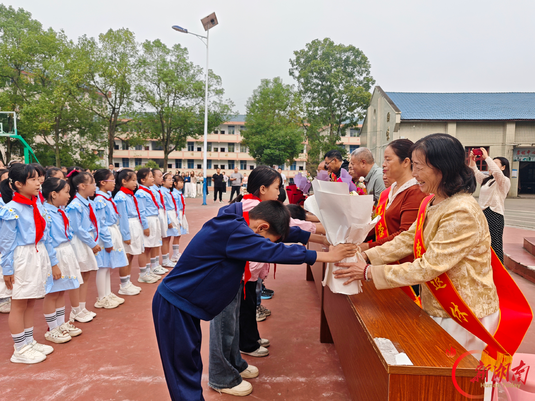 洪江市岩垅乡中心学校:致敬芳华守初心