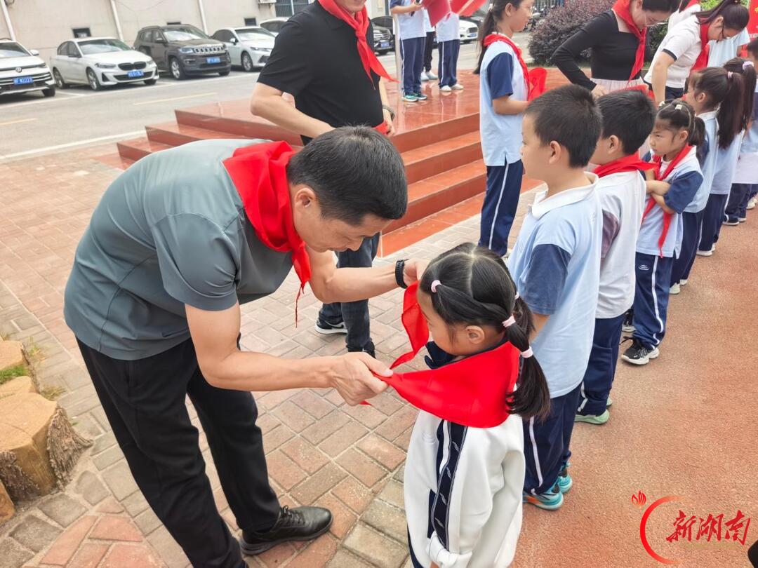 华容县桥东小学举行建队日活动