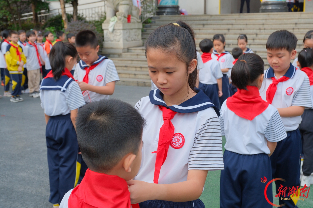 郴州市福城小学举行“高举队旗跟党走 少年接力新长征”建队日活动