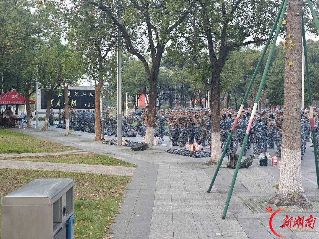青春正步走丨直击湘大军训现场:从队列到战术,迷彩青春这样炼成