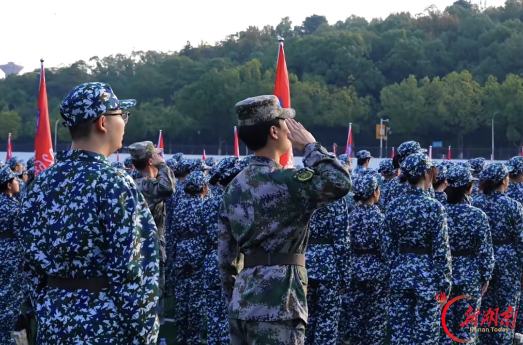 青春正步走丨吹响青春集结号 湘潭大学2026级新生开训