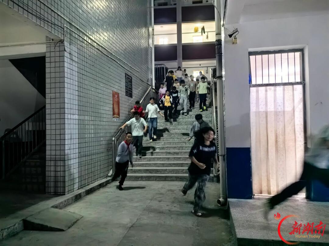 石门县三圣乡河口学校:夜间演练筑防线 安全护航伴成长