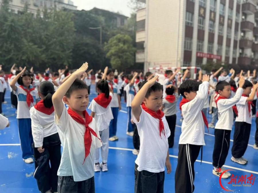 “高举队旗跟党走,少年接力新长征”——株洲市芦淞区庆云山小学举行少先队新队员入队仪式