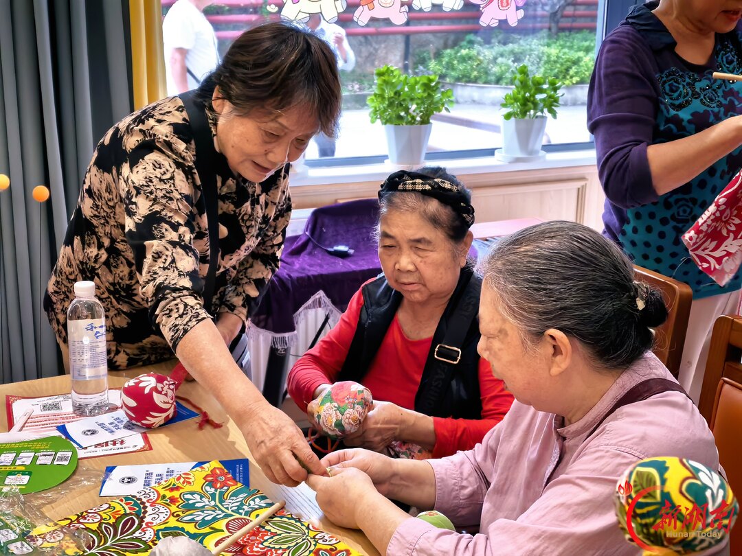 情暖重阳敬老情 暖心助餐护桑榆——砂子塘街道野坡社区开展重阳敬老主题活动