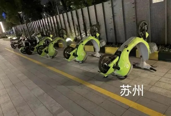 共享电单车被恶意“倒立”,来自网络烂梗?