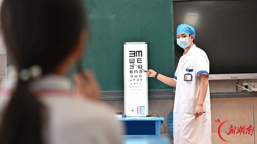 多学科专家进校园 450名学生完成“五健”专项筛查