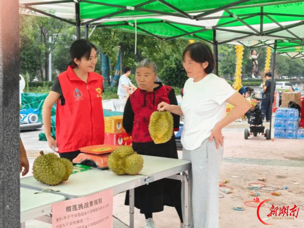 湖南财院人文与外国语学院志愿者助力社区中秋国庆嘉年华活动