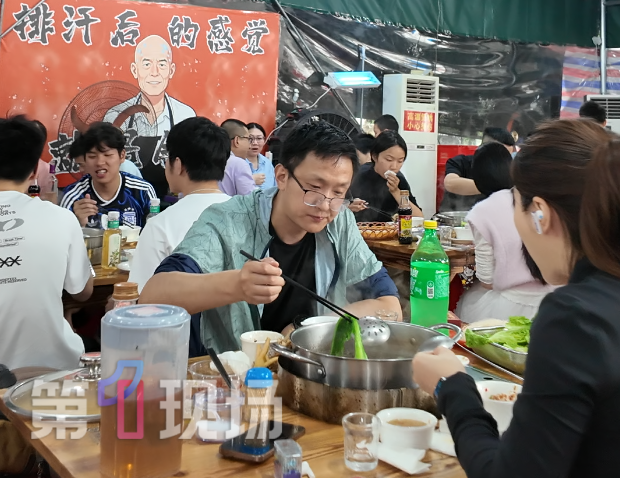 开业未满半年,莫氏鸡煲珠海店暂停营业,顾客可申请充值退款;此前莫叔称“为了养鸡场,儿女都已辞职,还砸了600万元”