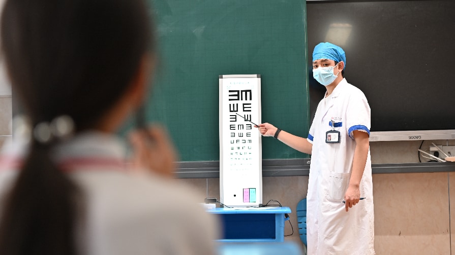 多学科专家进校园 450名学生完成“五健”专项筛查