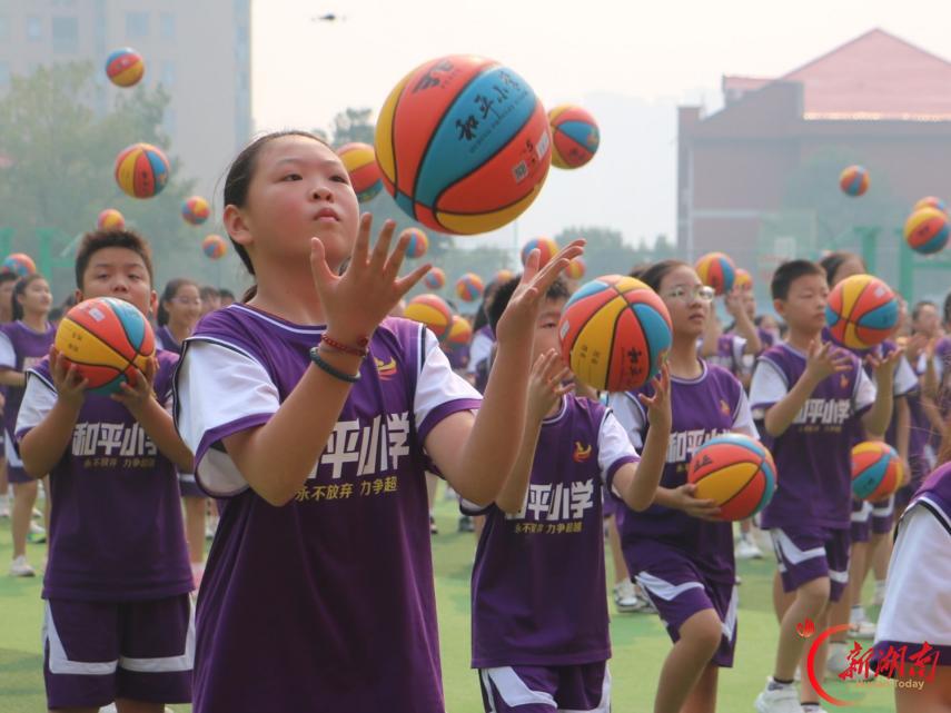 薪火传球 以体育心——长沙市雨花区和平小学举行篮球授球仪式