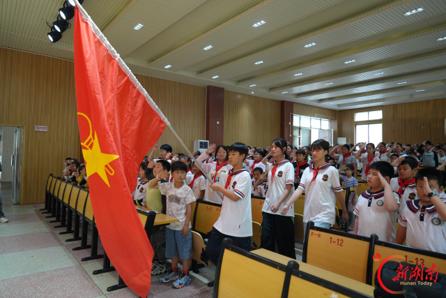 隆回县九龙学校举行新队员入队仪式