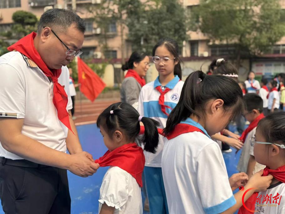 “高举队旗跟党走,少年接力新长征”——株洲市芦淞区庆云山小学举行少先队新队员入队仪式
