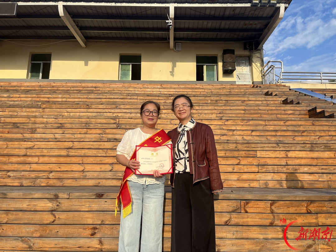 益阳市第六中学初中部: “中国好人”讲授孝老爱亲思政课