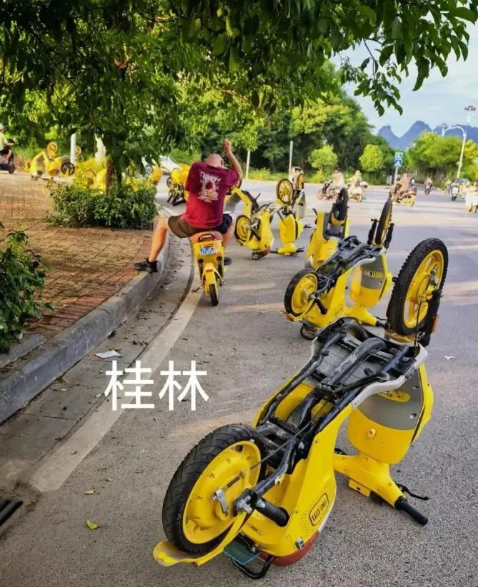 共享电单车被恶意“倒立”,来自网络烂梗?