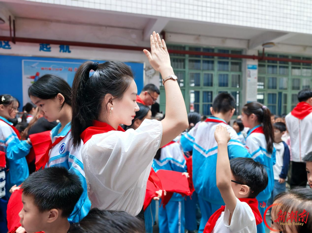 高举队旗跟党走 少年接力新长征——株洲市芦淞区南方第三小学举行2026年“分批入队”第二批新队员入队仪式