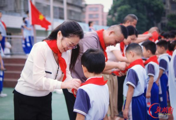 南县实验学校举办二年级新队员入队仪式