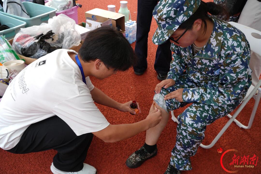 青春正步走|迷彩砺少年,温情护新程
