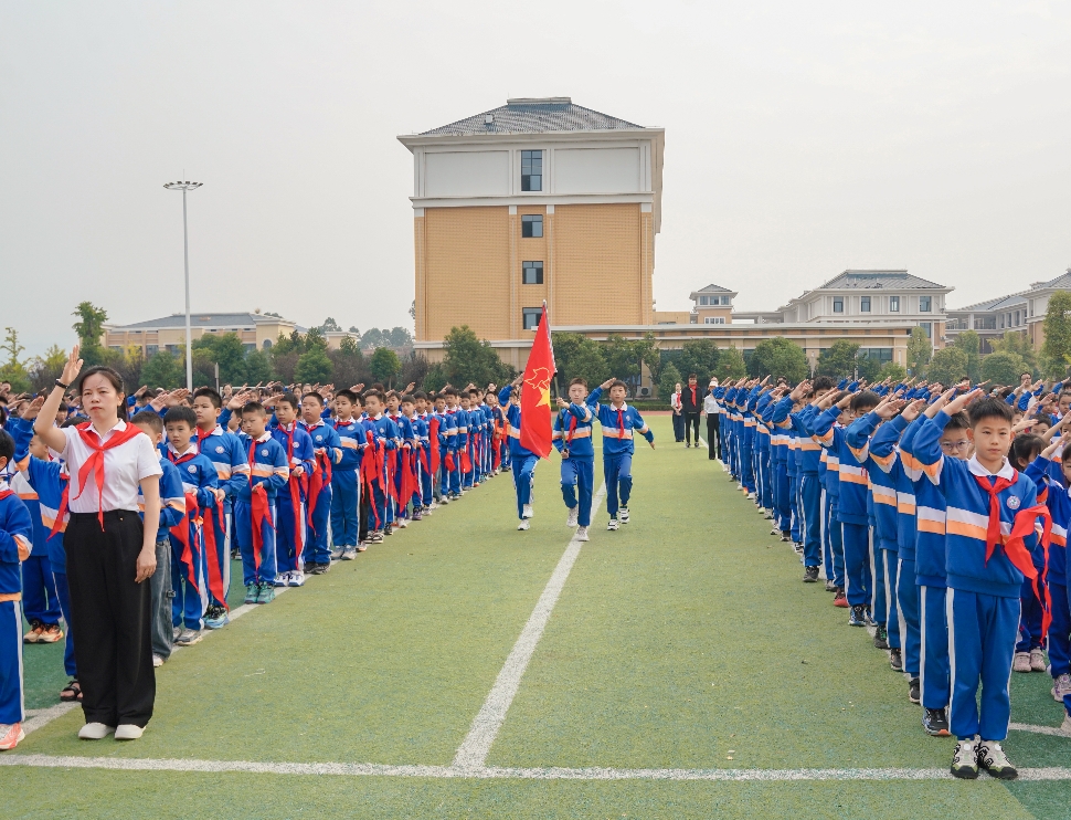 “高举队旗跟党走 少年接力新长征”——2026年麻阳苗族自治县“十・一三”少先队建队纪念日主题活动暨示范性少先队入队仪式圆满举行