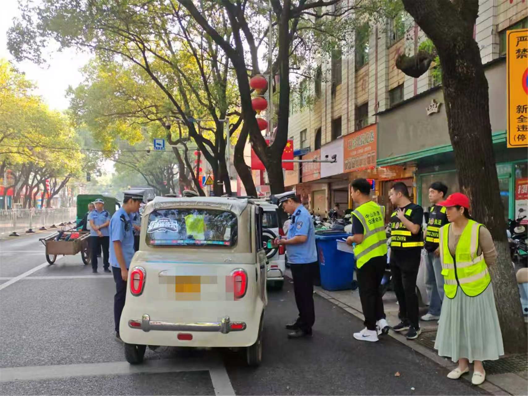 新田交警联合交通部门重拳整治非标车载人违法