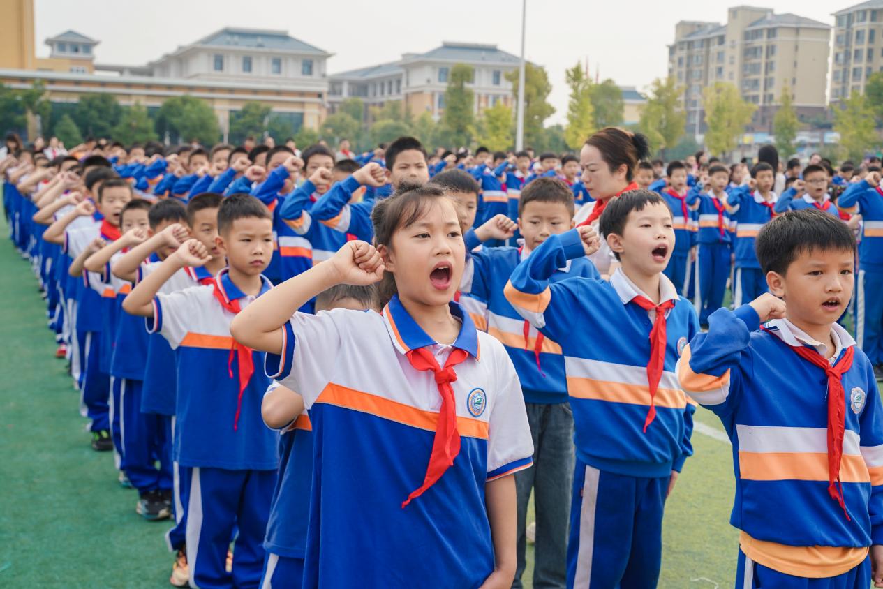 “高举队旗跟党走 少年接力新长征”——2026年麻阳苗族自治县“十・一三”少先队建队纪念日主题活动暨示范性少先队入队仪式圆满举行