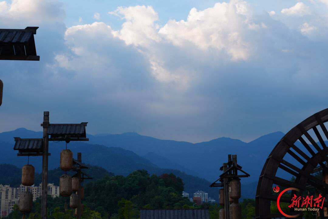 秋色征集令丨衡岳秋至,古刹沐金阳