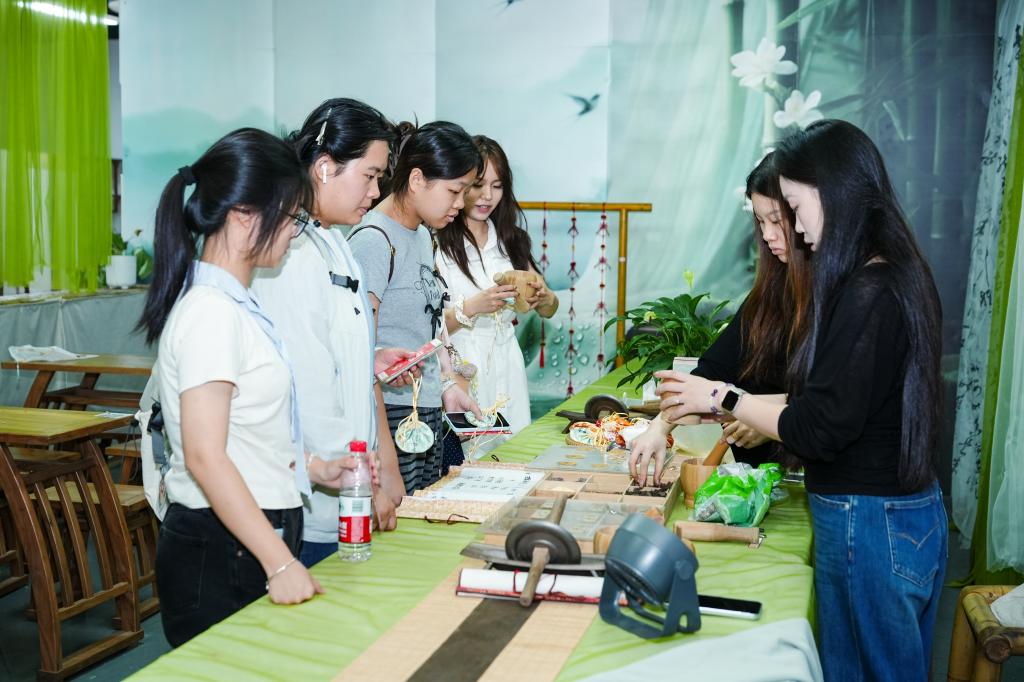 非遗润心聚同心,湖南中医药大学各族学子感受中华优秀传统文化之美