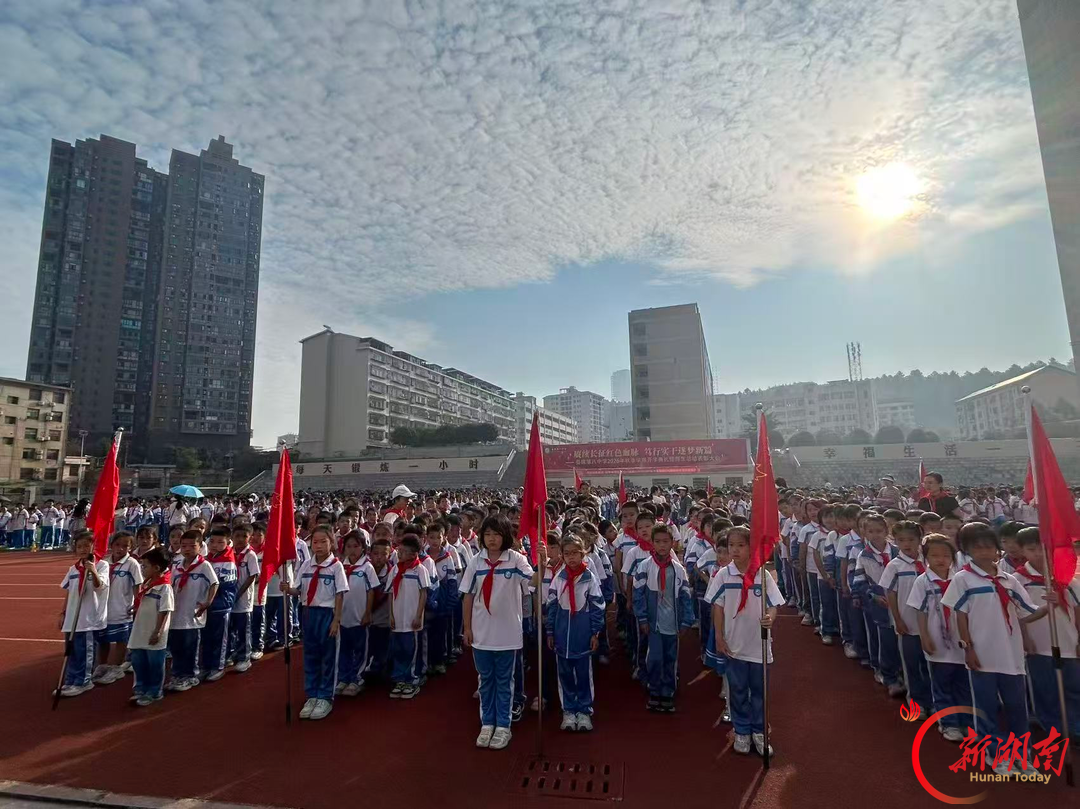 娄底第八中学小学部举行新队员入队仪式
