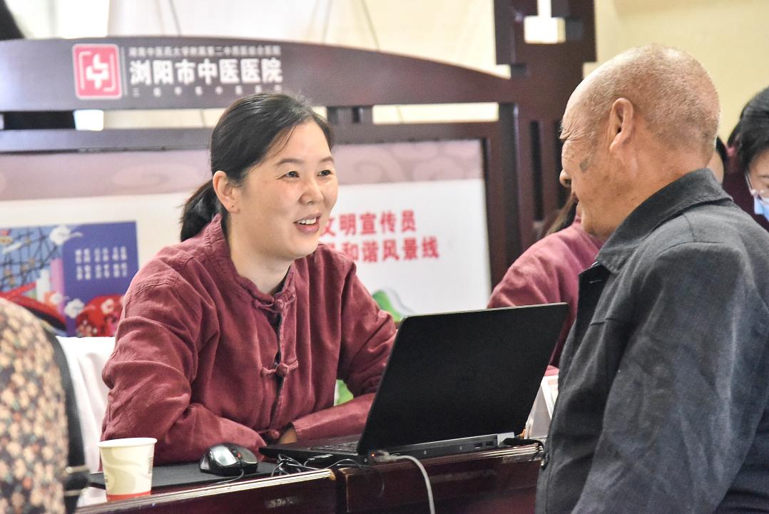 浏阳名中医伍明辉:中西医协同抗癌痛,为患者撑起生命的晴空
