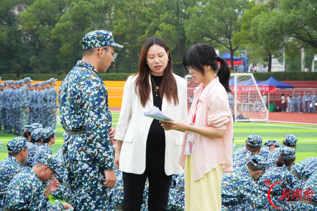 青春正步走|迷彩砺少年,温情护新程