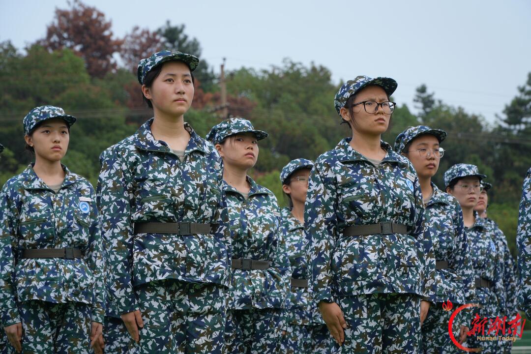 青春正步走|秋场淬队列,迷彩凝少年朝气