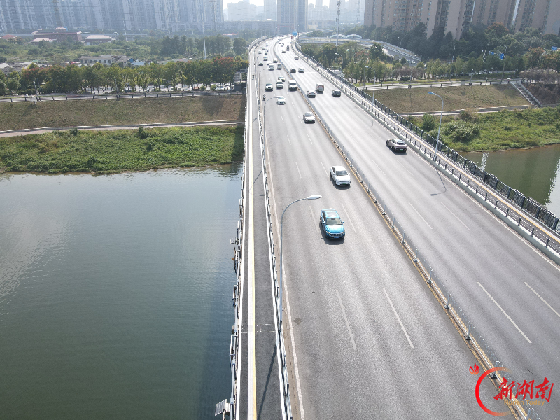 从 “颠簸难行” 到 “一路平顺”——长沙市人民路浏阳河大桥人行道焕新升级
