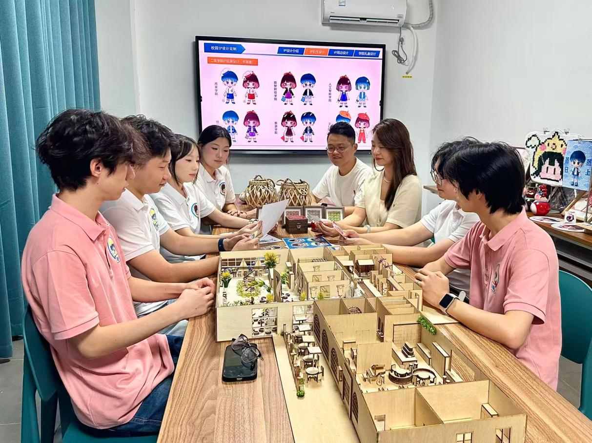 白小田与桃小阳——长沙商贸旅游职院师生共创首套校园表情包的365天