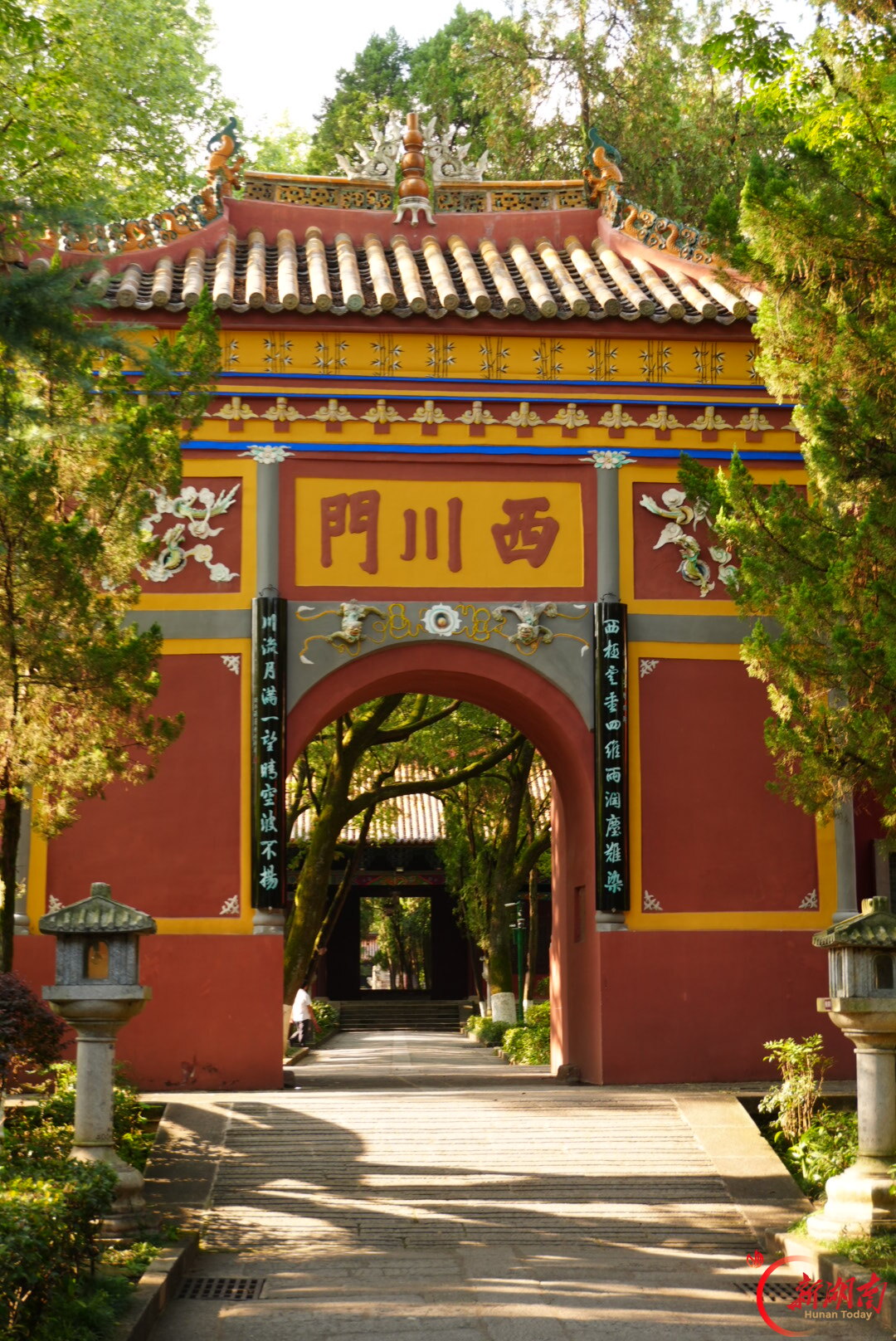 秋色征集令丨衡岳秋至,古刹沐金阳