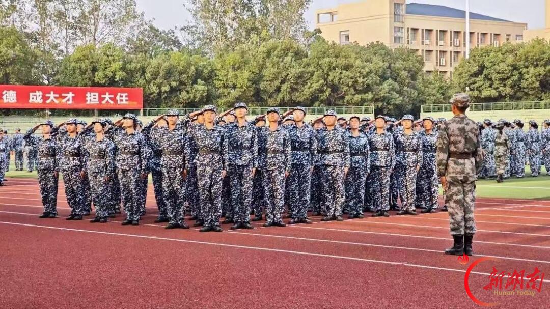 青春正步走丨以镜头为眼,看迷彩青春拔节生长