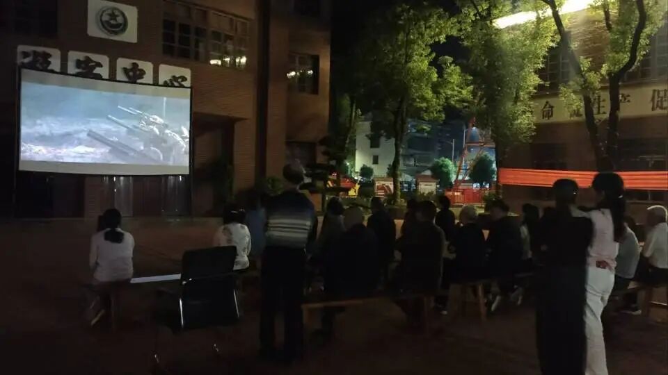 西湖管理区军垦博物馆公益电影点亮国庆夜生活
