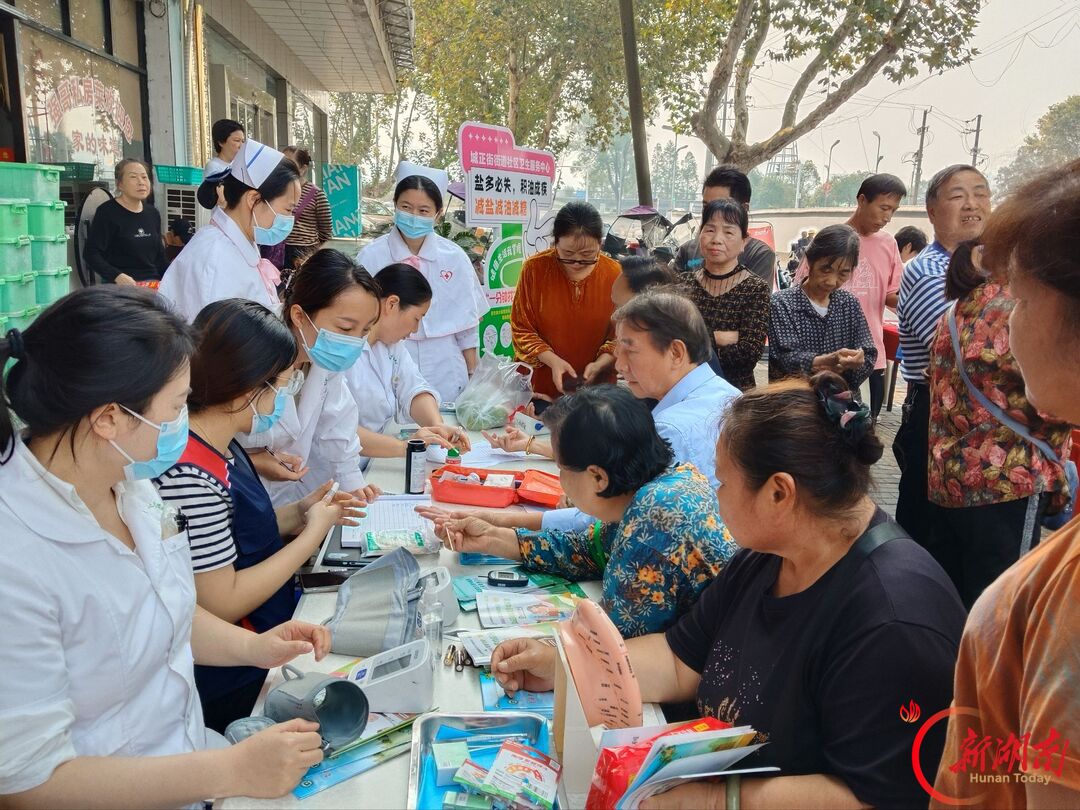 湘潭市雨湖区城正街街道社区卫生服务中心:情暖重阳送健康 家庭医生护桑榆