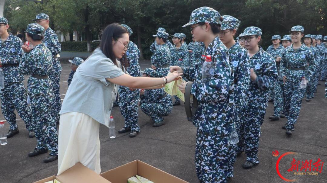 青春正步走丨以镜头为眼,看迷彩青春拔节生长