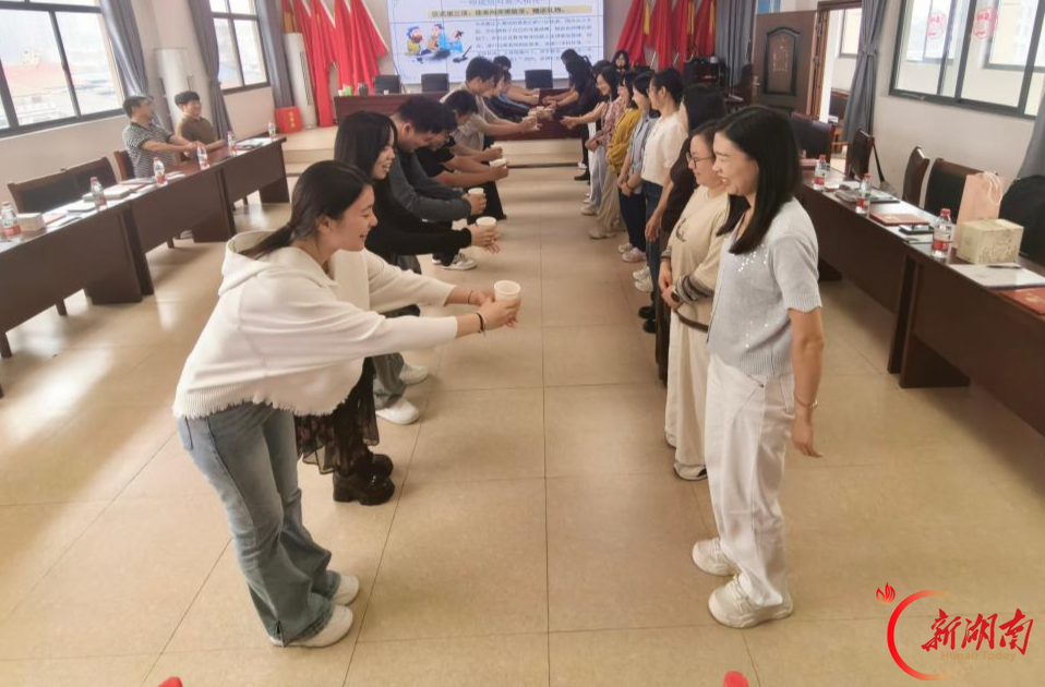 华容县桥东小学举行“青蓝工程”师徒结对仪式
