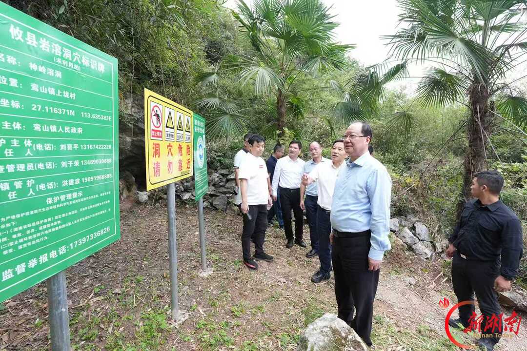 毛伟明暗访检查溶洞污染问题排查整治和安全生产工作