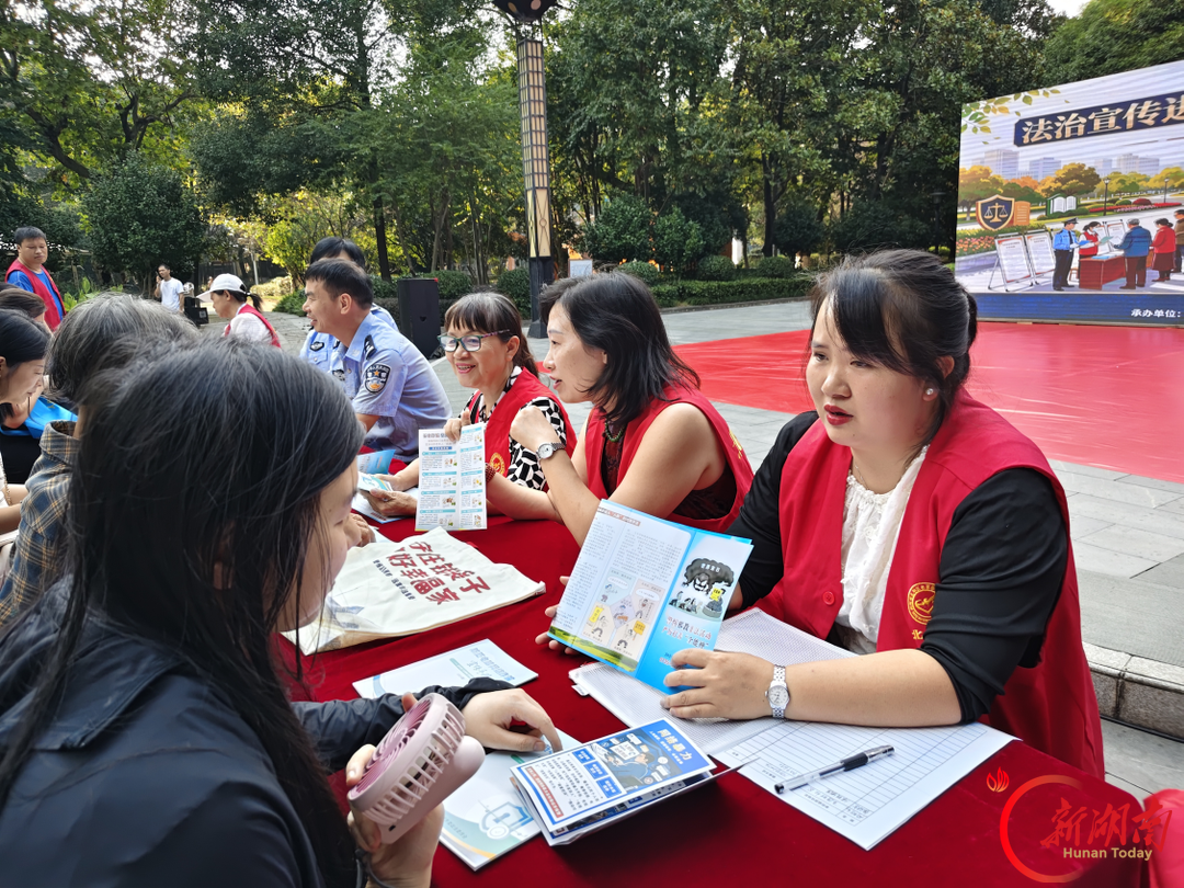 郴州市北湖区人民路街道:法治润民心 敬老暖重阳