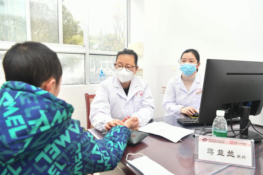 浏阳名中医伍明辉:中西医协同抗癌痛,为患者撑起生命的晴空