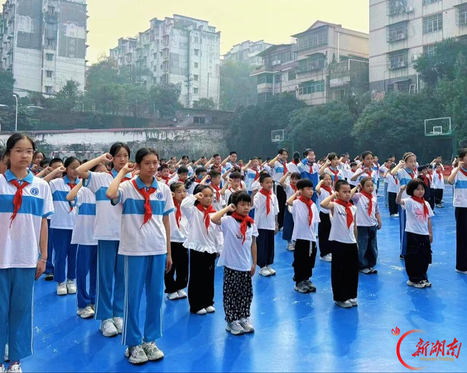 “高举队旗跟党走,少年接力新长征”——株洲市芦淞区庆云山小学举行少先队新队员入队仪式